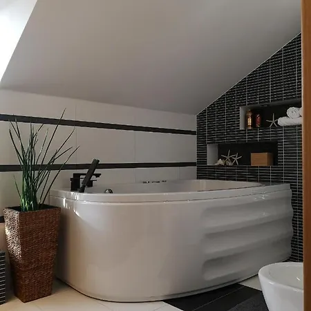 Glam Design - Beautiful, Comfortable And Cosy House With Garden, Free Parking And Wifi